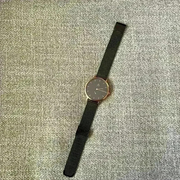 Medium | “The Peak” black & rose  gold stainless steel watch brand new - Picture 3 of 4